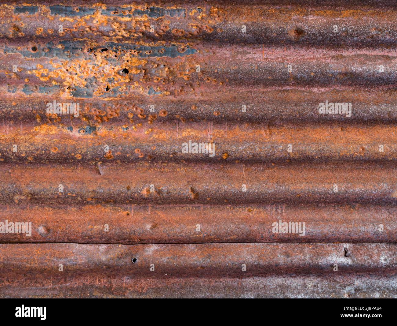 Vecchio fondo in lamiera d'acciaio ondulato arrugginito Foto Stock