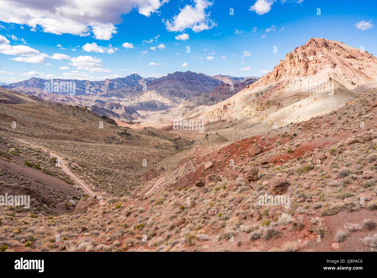 Splendide montagne nel parco nazionale della Death Valley lungo l'aspro sentiero fuoristrada chiamato Titus Canyon Road Foto Stock