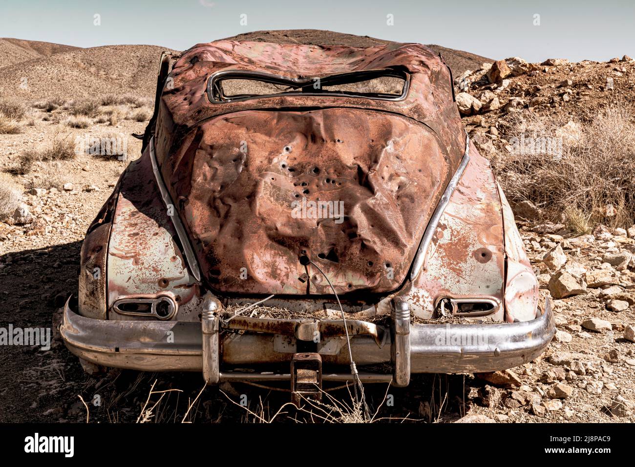 Vecchio arrugginito abbandonato l'auto d'epoca d'epoca nel deserto Foto Stock