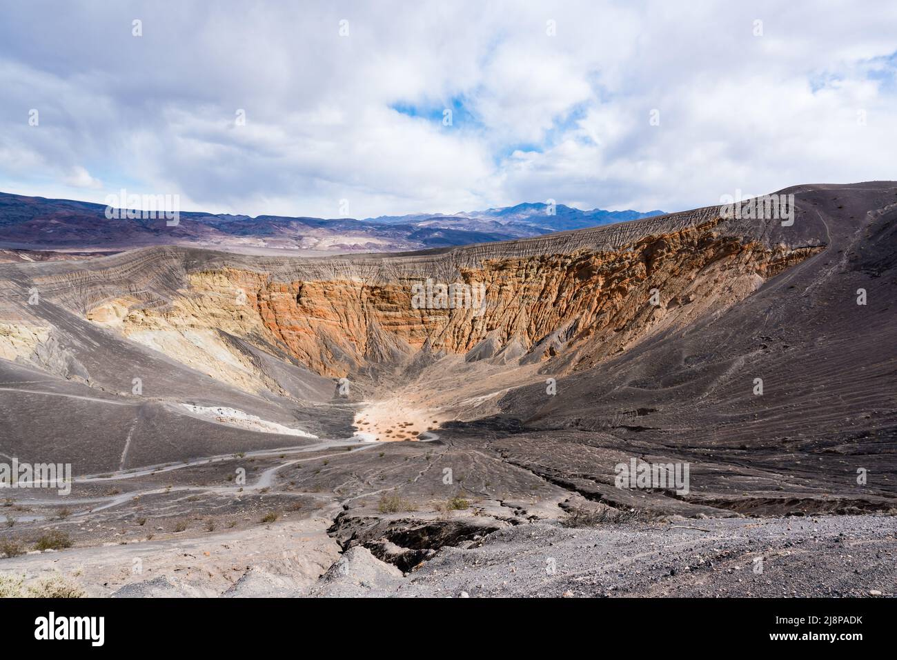 Il Cratere di Ubehebe nel Parco Nazionale della Valle della morte è il residuo di un vulcano eruttato centinaia di anni fa Foto Stock