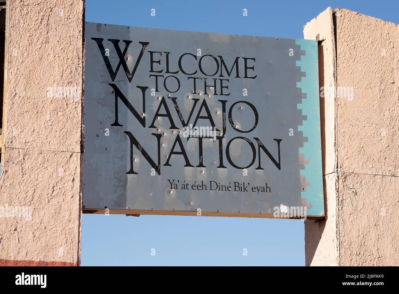 Four Corners, Arizona - 10 ottobre 2021: Navajo Nation cartello di benvenuto al monumento Four Corners sulla terra tribale Navajo Foto Stock