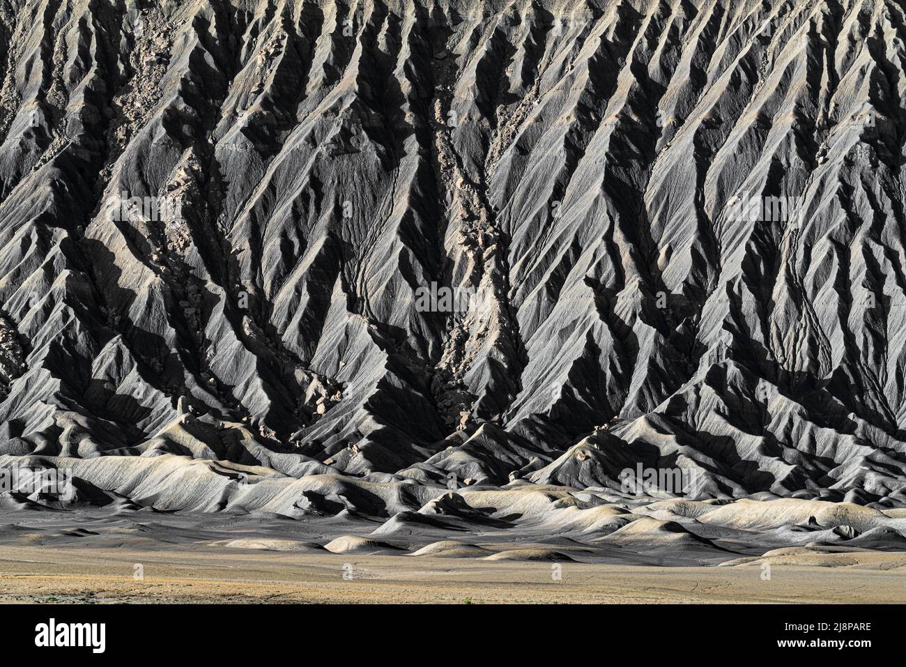 Dettagli testurizzati della base di Butte eroso nel Caineville Badlands dello Utah Foto Stock