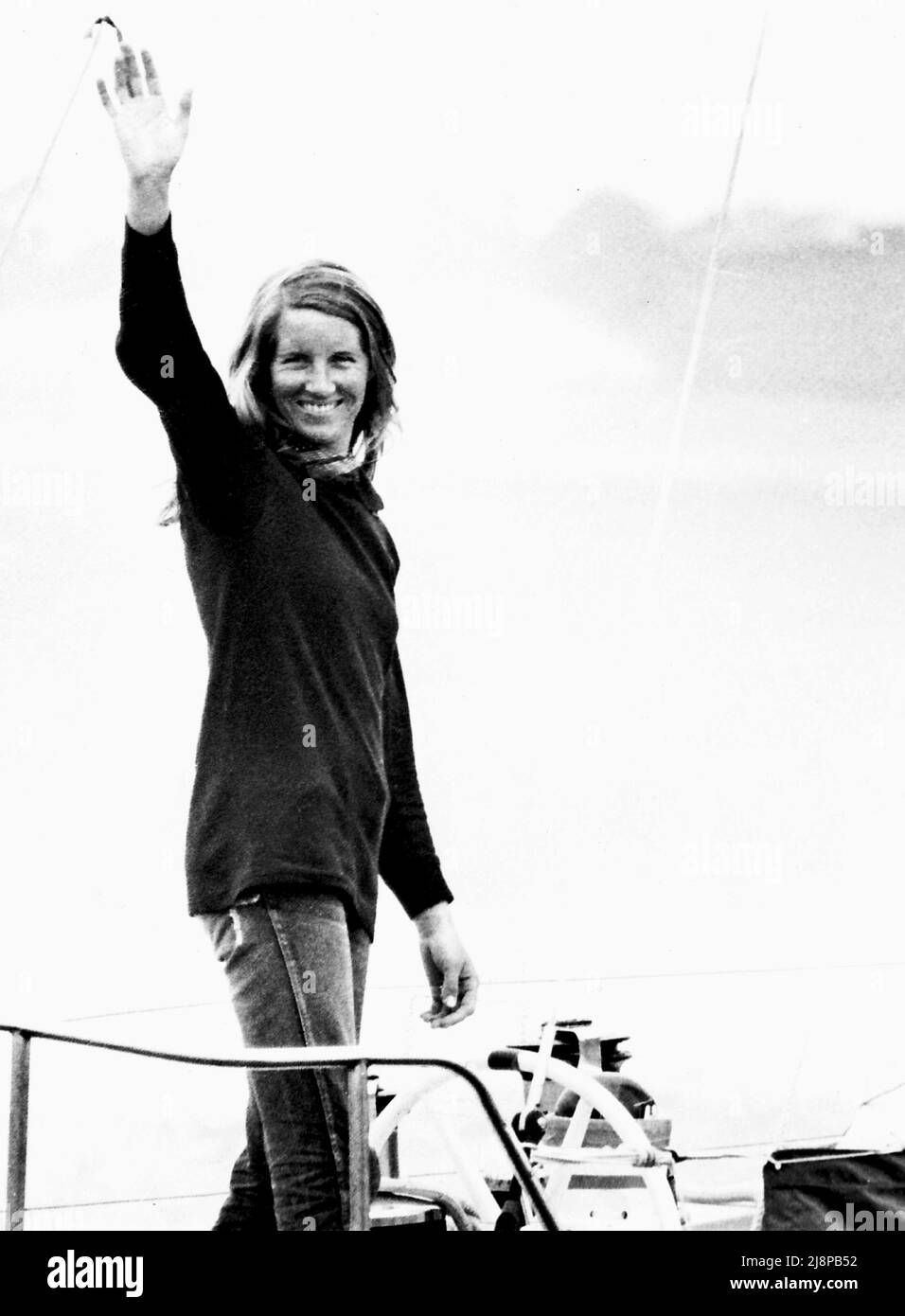 AJAXNETPHOTO. 8TH GIUGNO 1978. DARTMOUTH, INGHILTERRA. - CIRCUMNAVIGAZIONE MONOPOSTO - NAOMI JAMES (GBR) DI 29 ANNI ARRIVA A DARTMOUTH PER DIVENTARE LA PRIMA VELISTA SOLO DONNA A FARE UNA CIRCUMNAVIGAZIONE DI 10 MESI A BORDO DEL 58FT CUTTER EXPRESS CRUSADER FOTO : JONATHAN EASTLAND/AJAX REF:220605 91 Foto Stock AJAXNETPHOTO. 8TH GIUGNO 1978. DARTMOUTH, INGHILTERRA. - CIRCUMNAVIGAZIONE MONOPOSTO - NAOMI JAMES (GBR) DI 29 ANNI ARRIVA A DARTMOUTH PER DIVENTARE LA PRIMA VELISTA SOLO DONNA A FARE UNA CIRCUMNAVIGAZIONE DI 10 MESI A BORDO DEL 58FT CUTTER EXPRESS CRUSADER FOTO : JONATHAN EASTLAND/AJAX REF:220605 91 Foto Stock