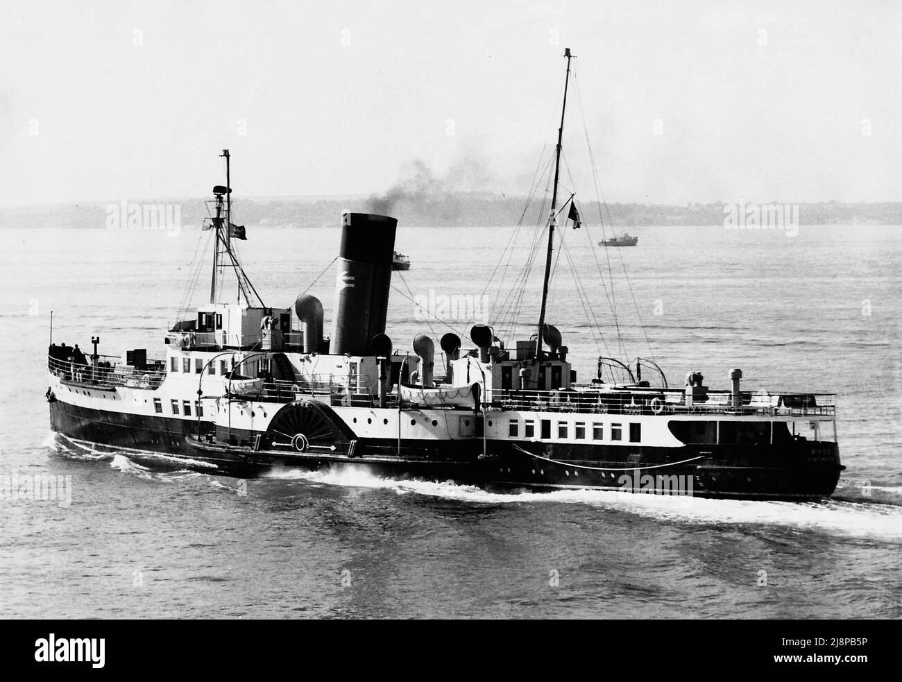 AJAXNETPHOTO. 3RD SETTEMBRE 1968. SOUTHSEA, INGHILTERRA. - ULTIMO BIGLIETTO PER RYDE - IL VAPORETTO A PALE DELLA FERROVIA BRITANNICA RYDE È DIRETTO VERSO L'ESTERNO DAL PORTO DI PORSMOUTH. ULTIMA DELLE NAVI A PALE SOLENT CON RUOTA LATERALE A VAPORE. PHOTO:JONATHAN EASTLAND/AJAX REF:3568165 4 81 37 Foto Stock