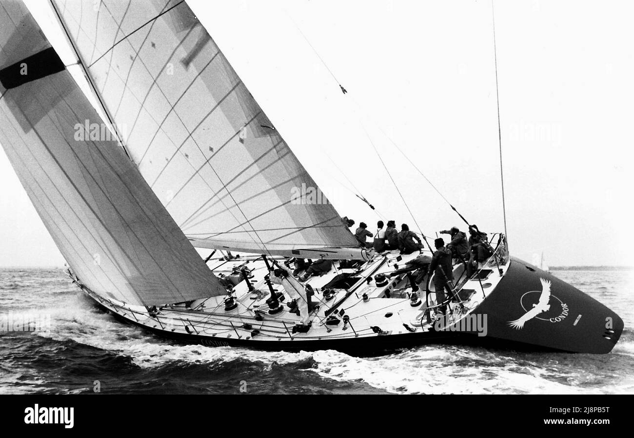 AJAXNETPHOTO. 8TH AGOSTO 1981. SOLENT, INGHILTERRA. - FASTNET RACE START 1981 - AL VIA IL NUOVO MAXI-YACHT CONDOR DI BERMUDA DI BOB BELL. PHOTO:JONATHAN EASTLAND/AJAX REF:810808 118 Foto Stock
