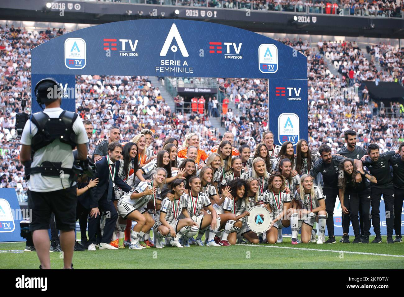 Torino, 16th maggio 2022. La squadra Juventus Women festeggia con il Women's Series A League Trophy prima di iniziare la partita nella Serie A allo stadio Allianz di Torino. Il credito d'immagine dovrebbe essere: Jonathan Moscrop / Sportimage Foto Stock