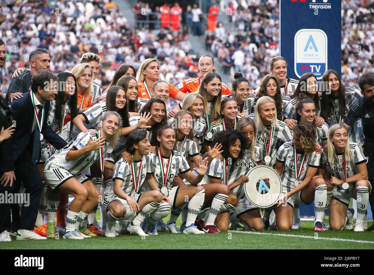 Torino, 16th maggio 2022. La squadra Juventus Women festeggia con il Women's Series A League Trophy prima di iniziare la partita nella Serie A allo stadio Allianz di Torino. Il credito d'immagine dovrebbe essere: Jonathan Moscrop / Sportimage Foto Stock