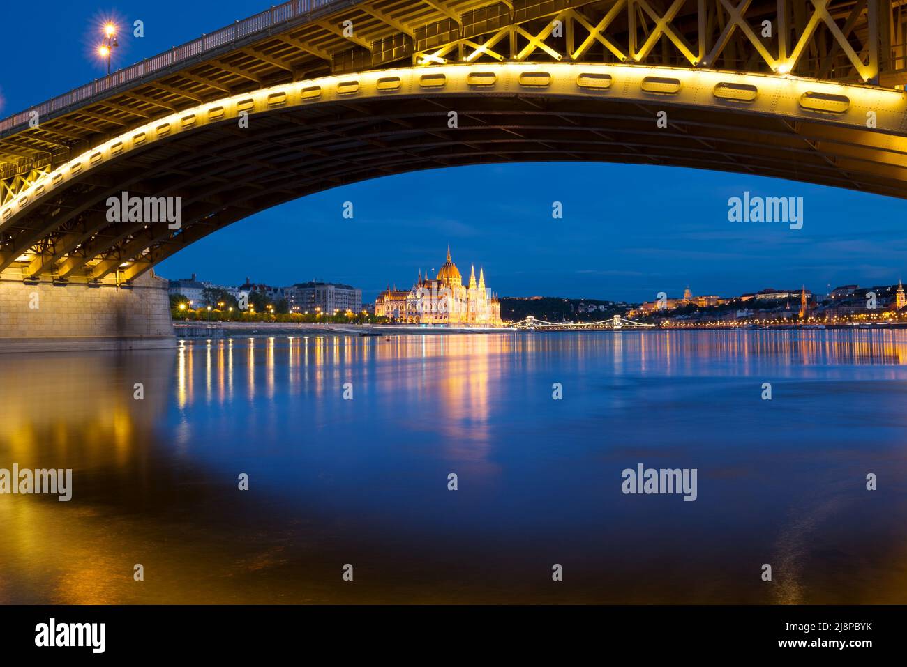 Ponte Margherita sul Parlamento ungherese di notte Foto Stock