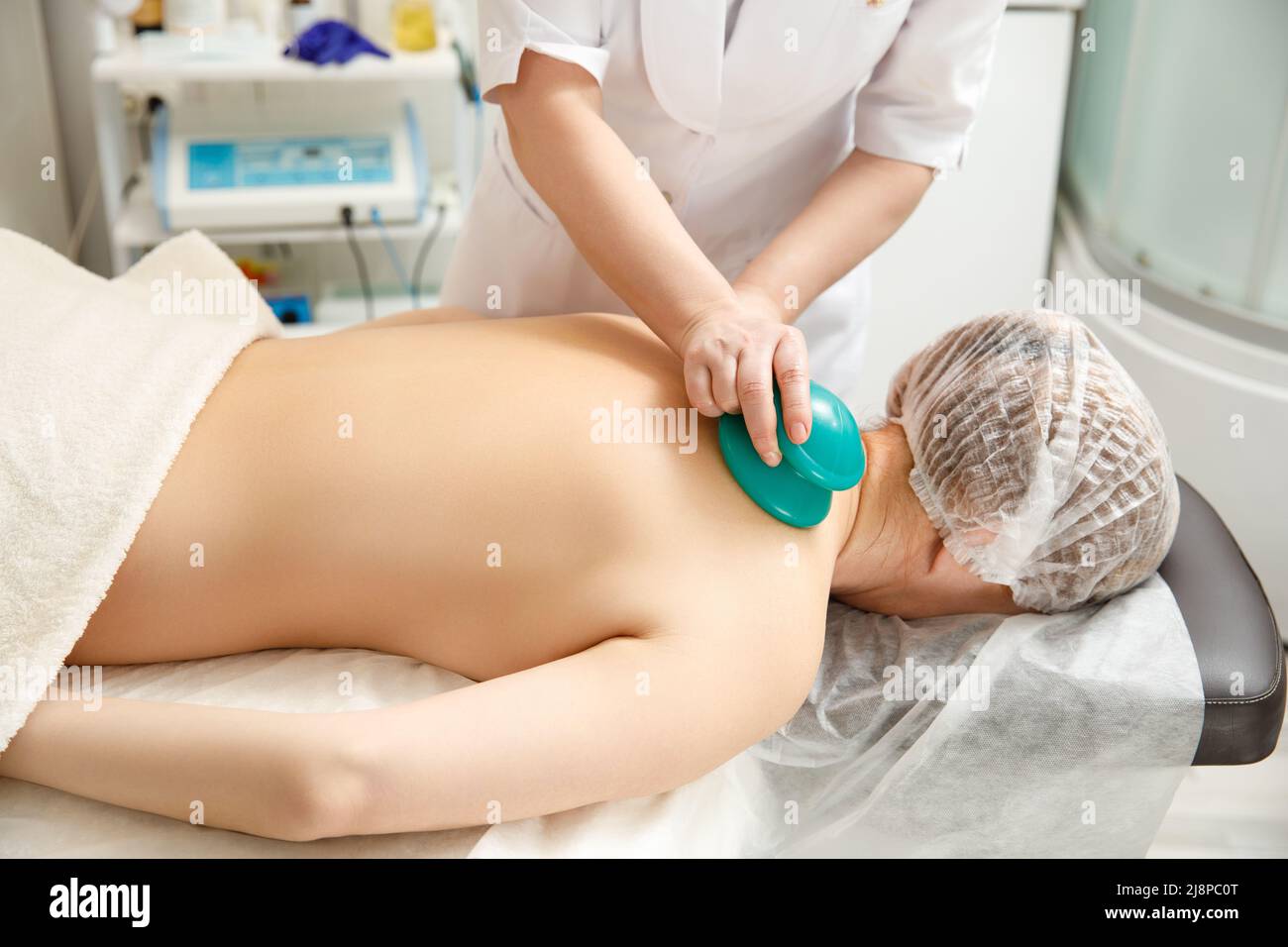 Massaggio sottovuoto. Coppe del vuoto di terapia medica di cupping sulla schiena della donna, primo piano, medicina cinese. Foto Stock