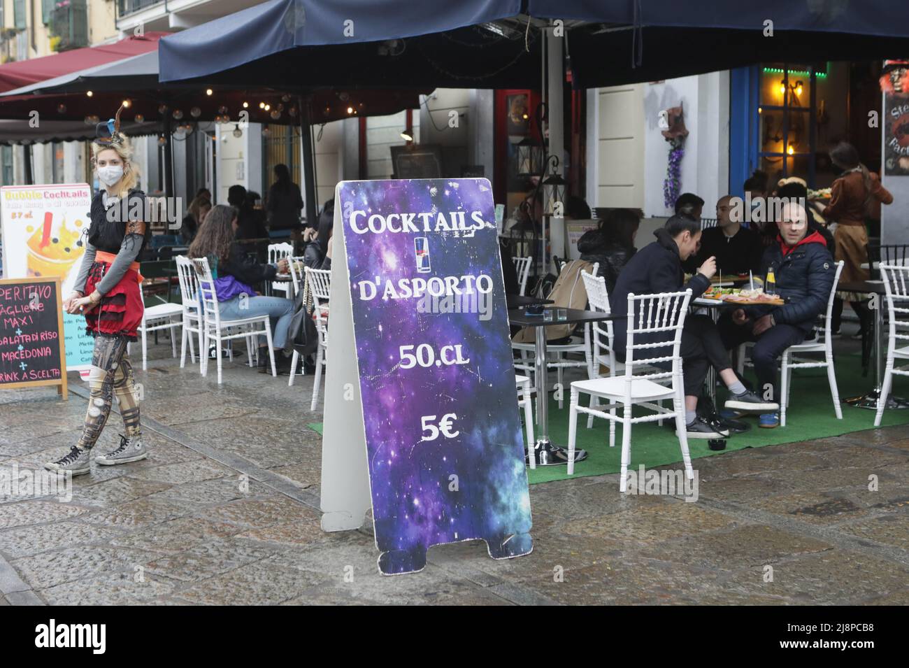 La gente ha un drink su una terrazza bar ai Navigli nel centro di Milano il 26 aprile 2021 come bar, ristoranti, cinema e sale da concerto parzialmente riaprono in tutta Italia in una spinta per le aziende di successo coronavirus caratterizzato da: Atmosfera dove: Milano, Italia quando: 26 apr 2021 credito: Mairo Cinquetti/WENN Foto Stock