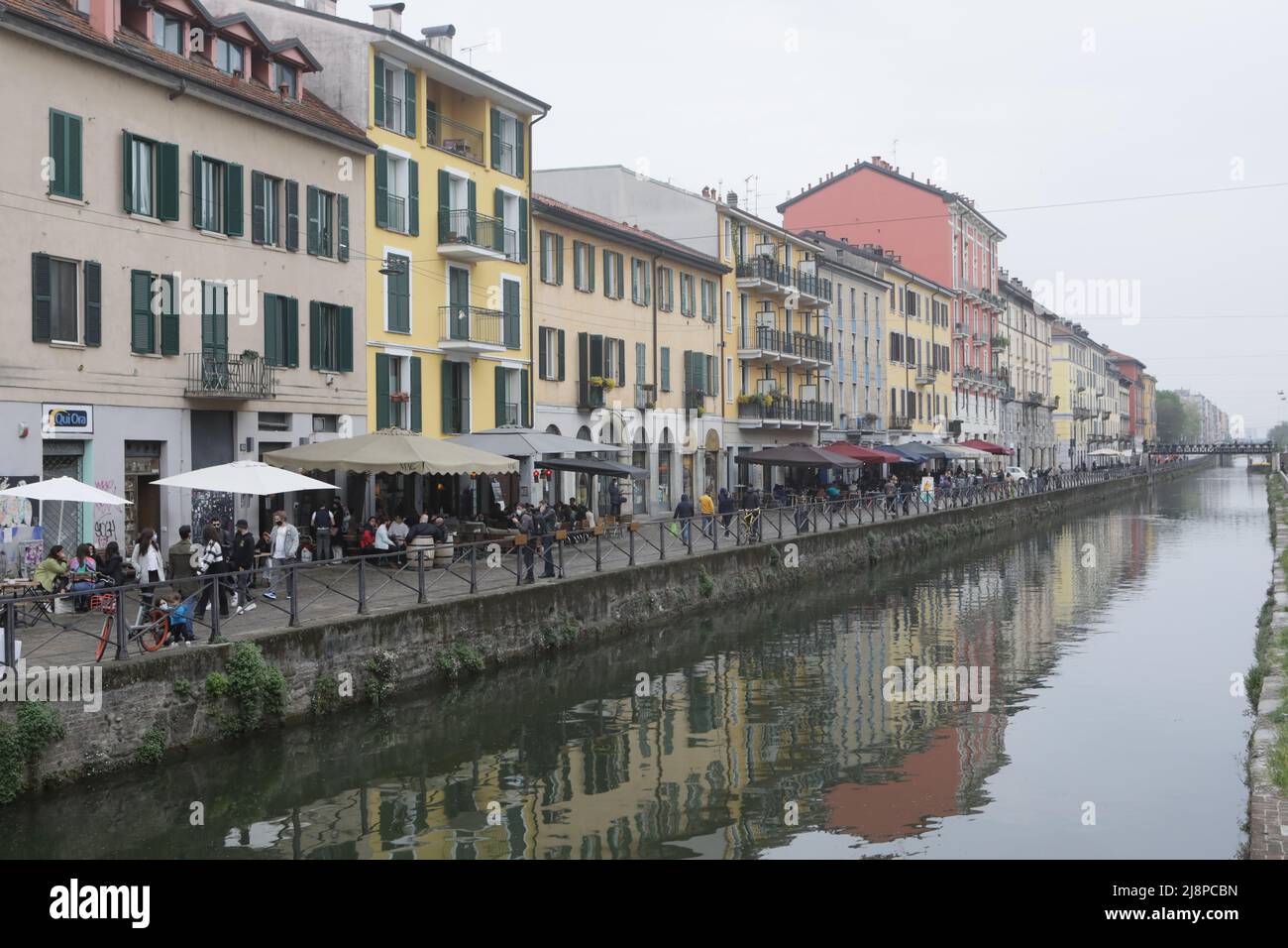 La gente ha un drink su una terrazza bar ai Navigli nel centro di Milano il 26 aprile 2021 come bar, ristoranti, cinema e sale da concerto parzialmente riaprono in tutta Italia in una spinta per le aziende di successo coronavirus caratterizzato da: Atmosfera dove: Milano, Italia quando: 26 apr 2021 credito: Mairo Cinquetti/WENN Foto Stock