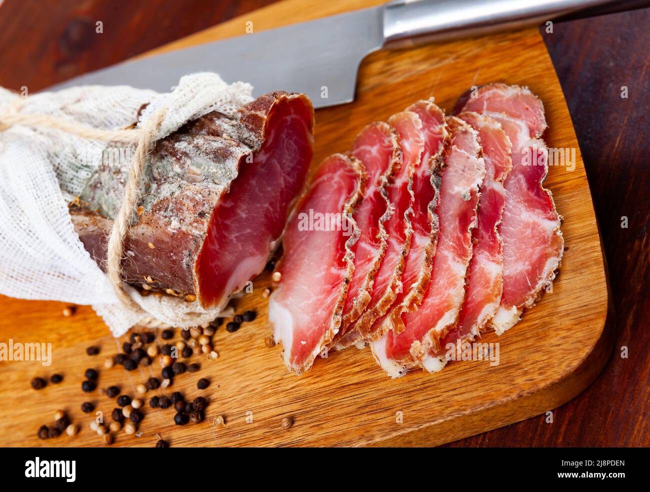 Maiale di sirloina affettato su tagliere di legno Foto Stock Maiale di sirloina affettato su tagliere di legno Foto Stock