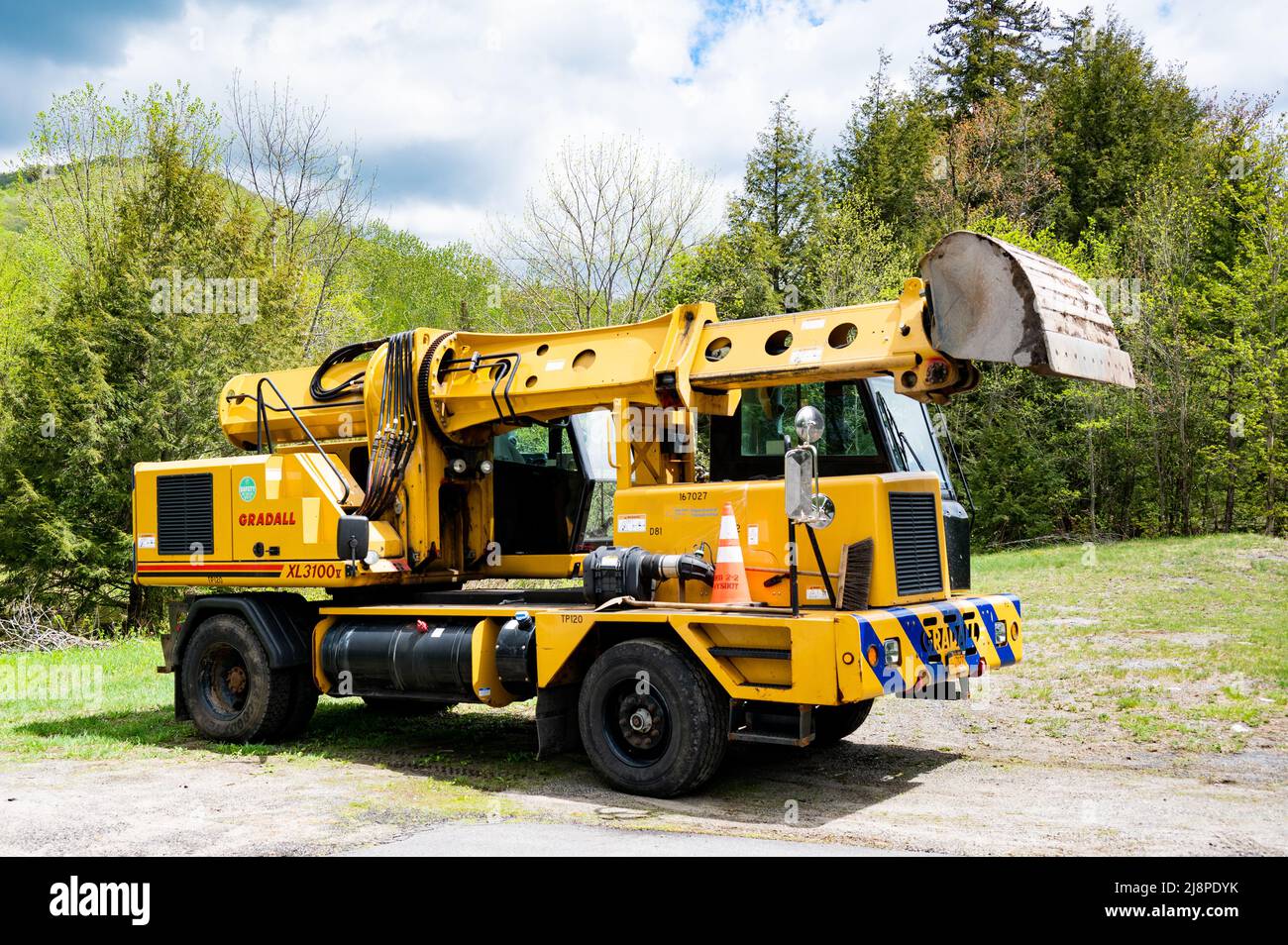 Un escavatore idraulico Gradall da XL3100 V di proprietà del Dipartimento dei Trasporti dello Stato di New York parcheggiato in un sacco nelle Adirondack Mountains Foto Stock