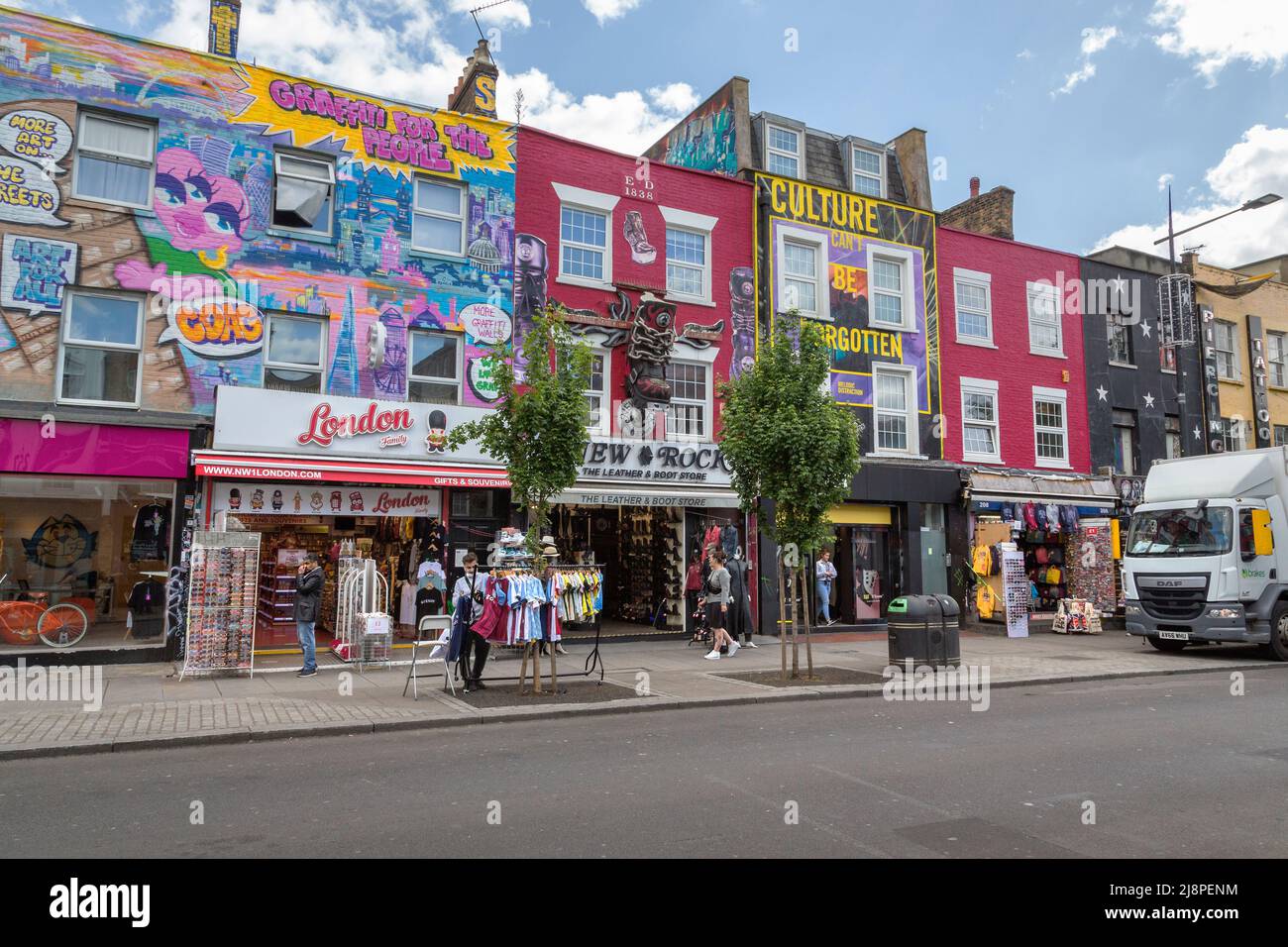 Una fila di negozi colorati sparsi lungo Camden High Street. Questa zona alla moda ospita molte piccole aziende e rivenditori indipendenti. Foto Stock