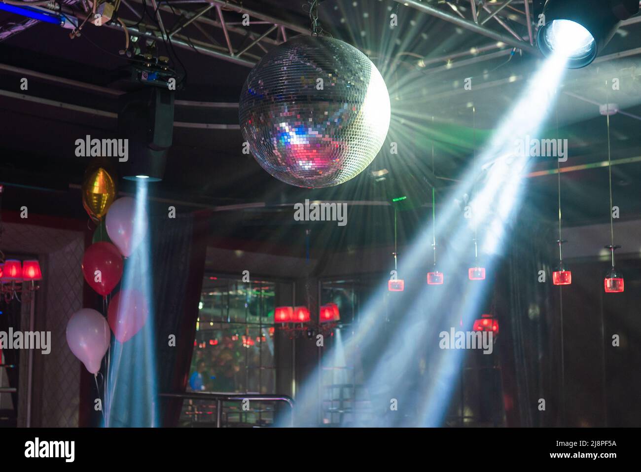 sfera dello specchio della discoteca. Sfondo astratto da un night club. Festa luci discoteca palla. Foto Stock
