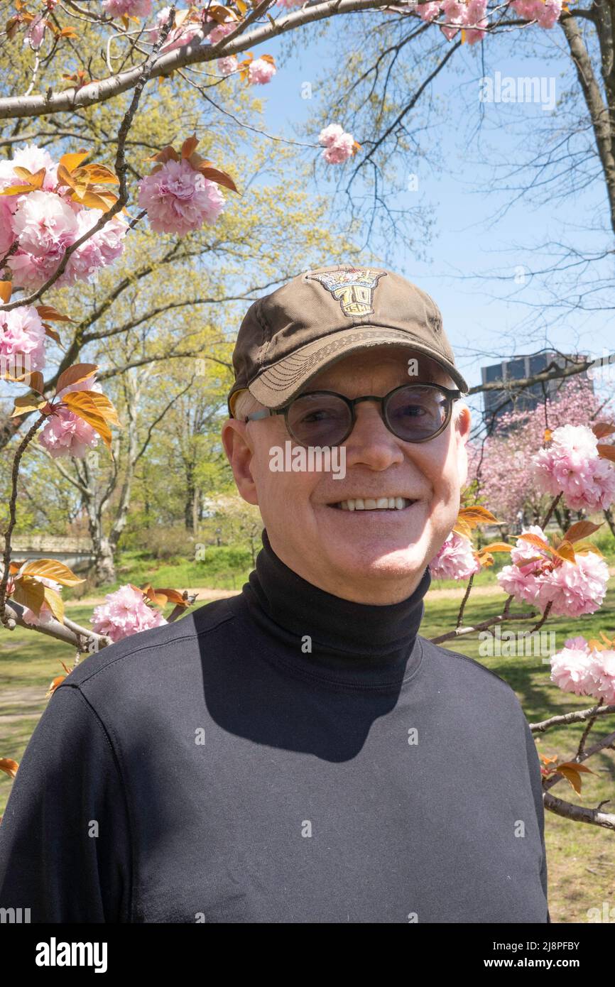Pensionato senior che gode di splendidi alberi primaverili in Central Park, New York City, USA 2022 Foto Stock