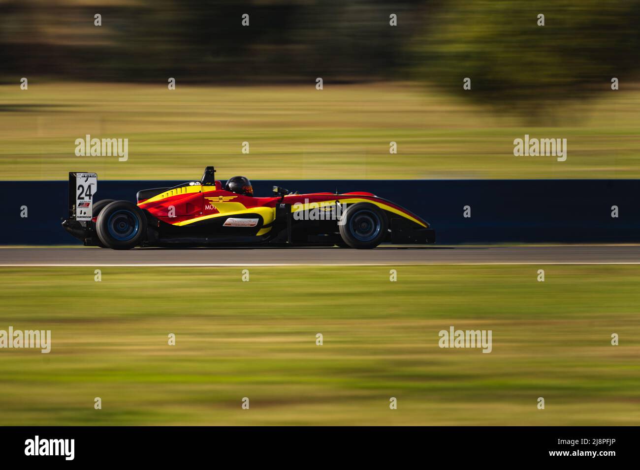 Il giallo e rosso numero 24 Australia Formula 3 auto in fase di test al Winton Motor Raceway. Foto Stock