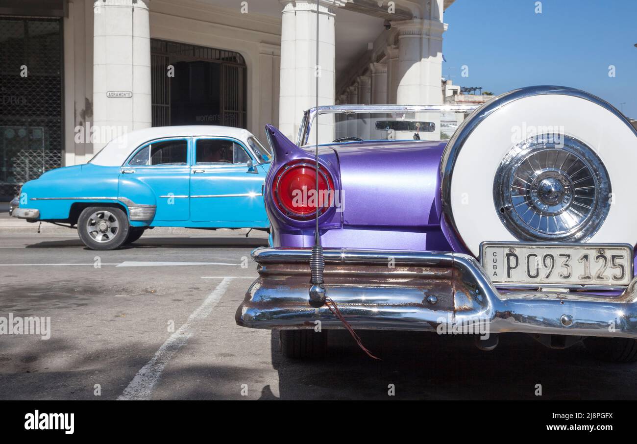 Automobili americane d'epoca, tra i molti veicoli pre-embargo che possono essere visti in uso quotidiano in tutta la Cuba. L'Avana, Cuba. Foto Stock