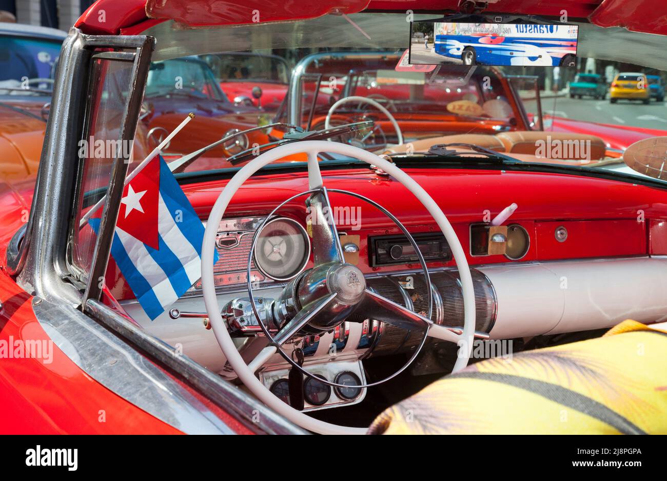 Vintage 1950s periodo automobili americane, tra i molti veicoli pre-embargo che possono essere visti in uso quotidiano in tutta la Cuba. L'Avana, Cuba. Foto Stock