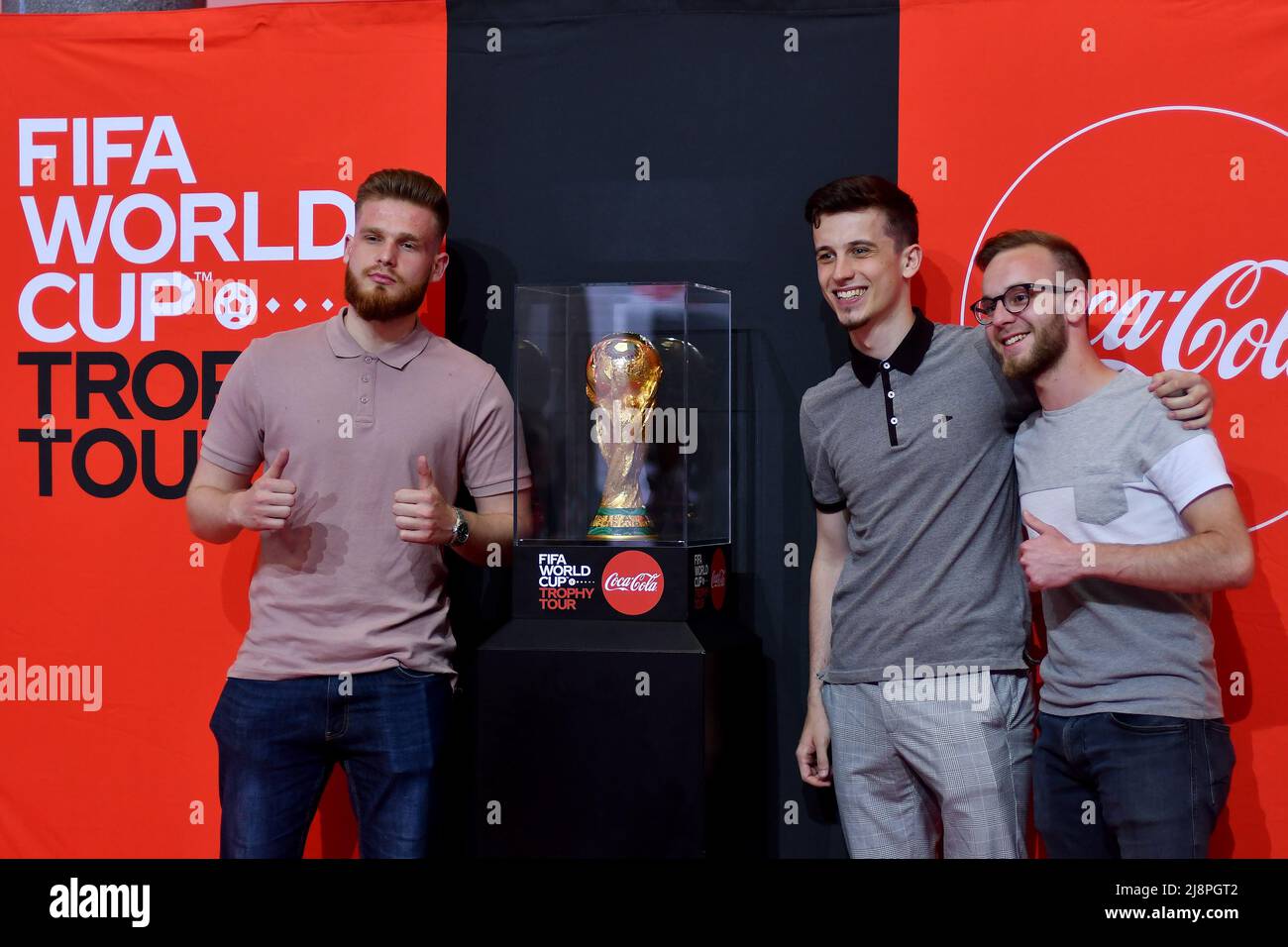 Sarajevo. 17th maggio 2022. Gli uomini si presentano con il trofeo della Coppa del mondo FIFA durante il Tour dei Trofei della Coppa del mondo FIFA a Sarajevo, Bosnia-Erzegovina (BiH) il 17 maggio 2022. Credit: Nedim Grabovica/Xinhua/Alamy Live News Foto Stock