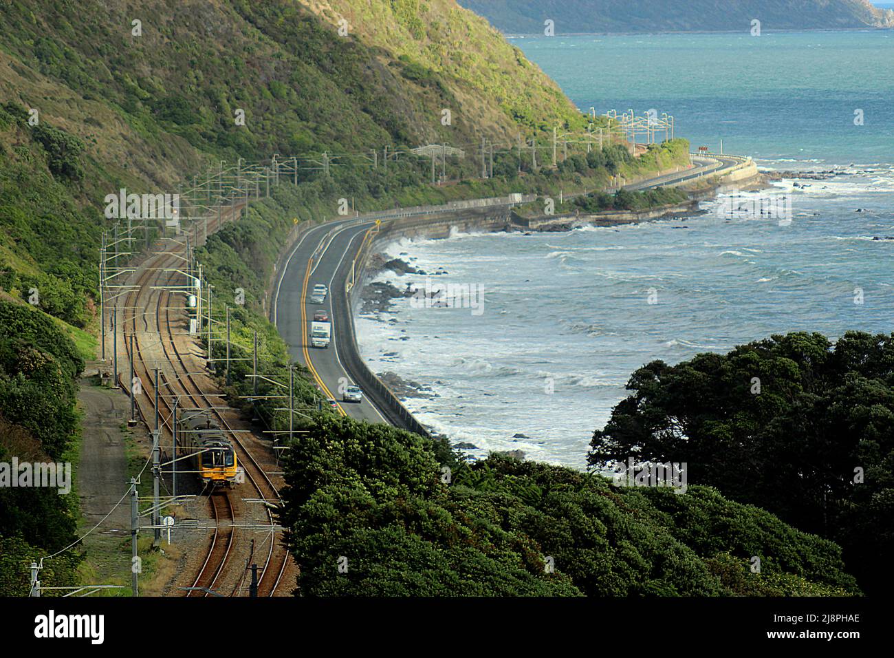 Scarpata Paekakariki, linea ferroviaria costiera Kapiti e autostrada Foto Stock