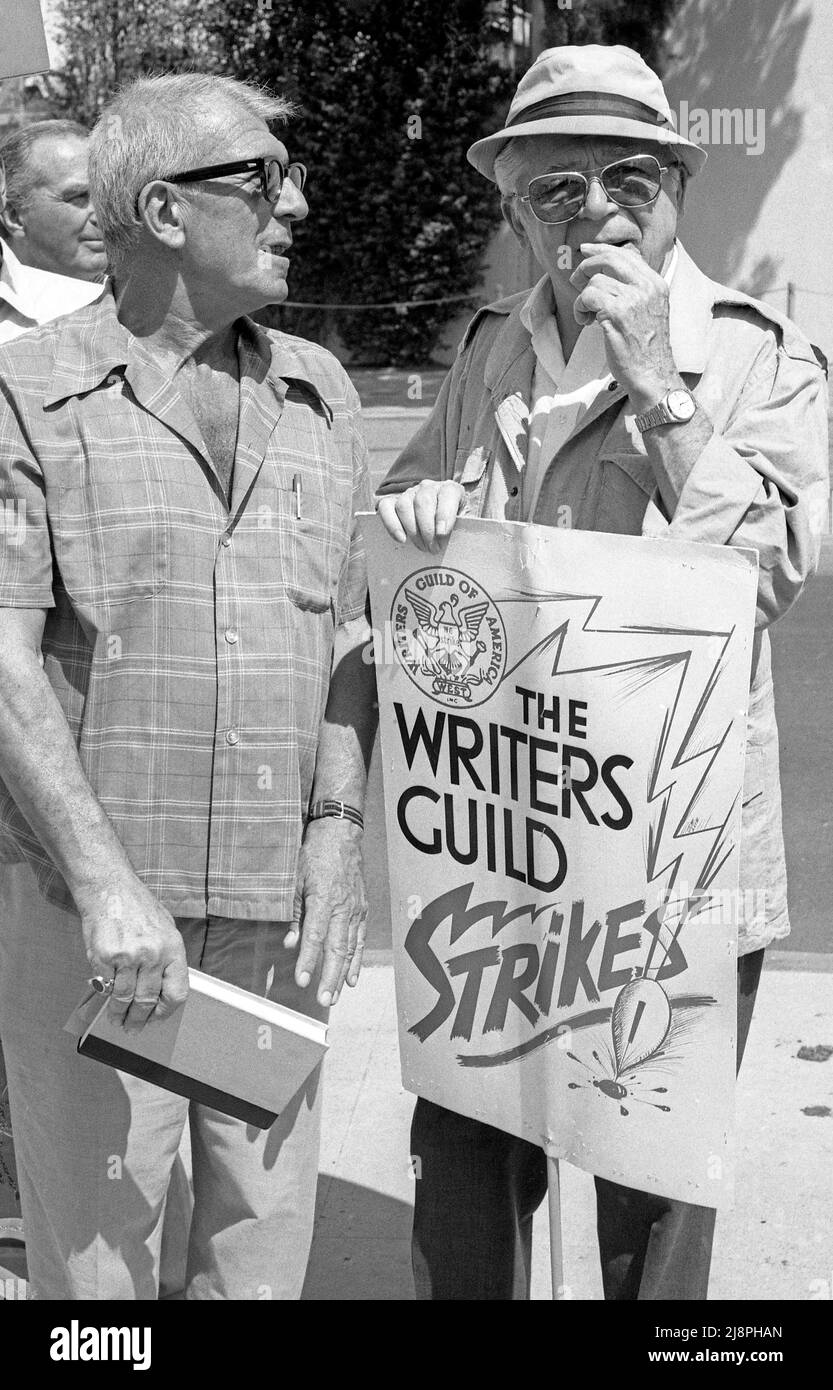 Gli sceneggiatori di Hollywood Billy Wilder (a destra) e Richard Brooks (a sinistra) si uniscono alla linea del picket per lo sciopero della Guild degli scrittori, Hollywood, CA, 1981 Foto Stock