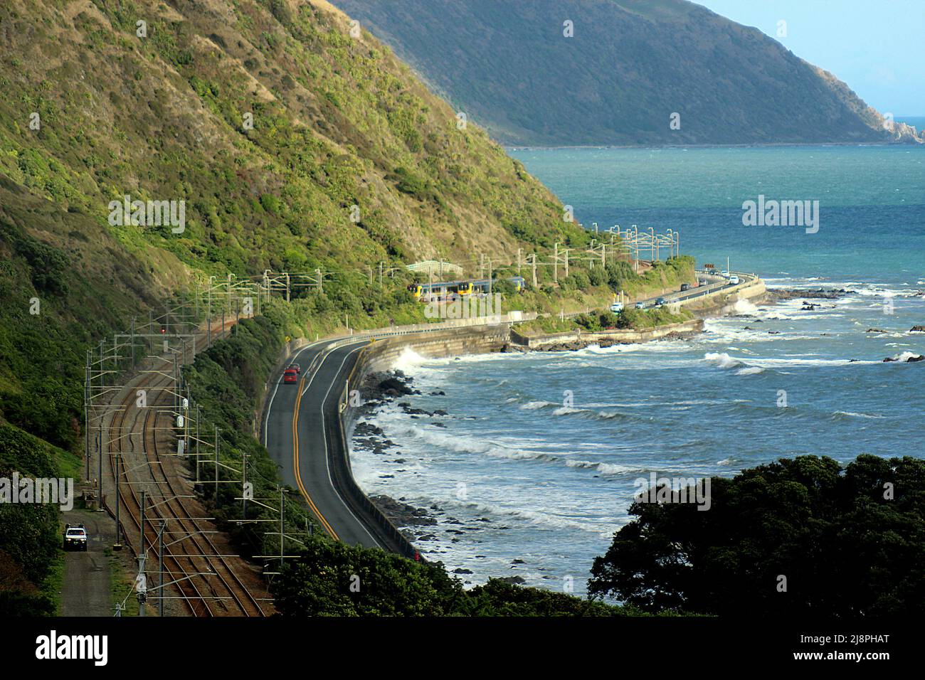 Scarpata Paekakariki, linea ferroviaria costiera Kapiti e autostrada Foto Stock