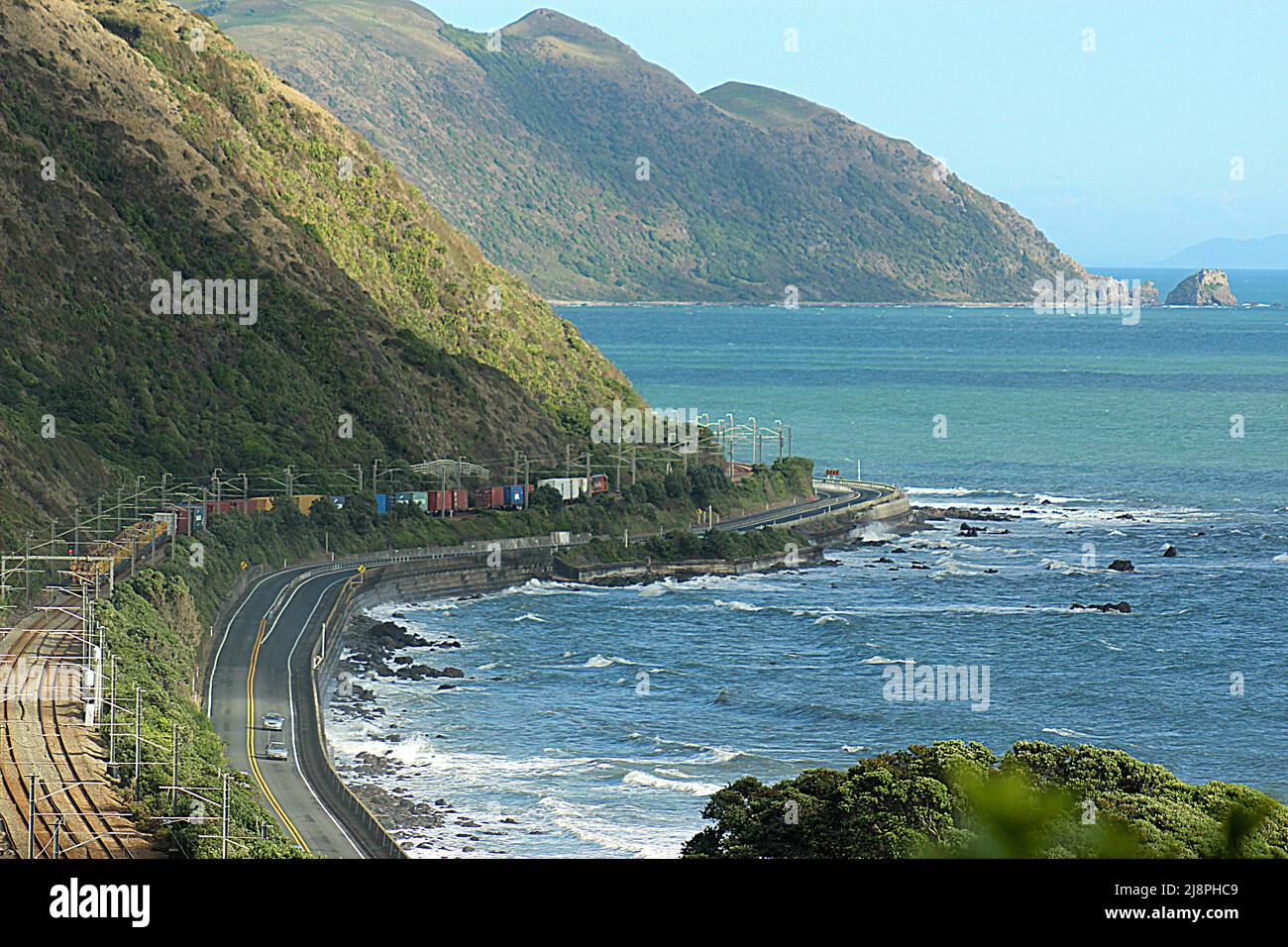 Scarpata Paekakariki, linea ferroviaria costiera Kapiti e autostrada Foto Stock