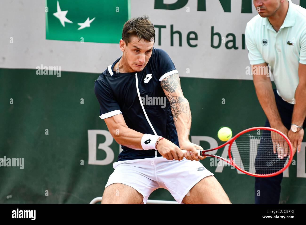 Parigi, Francia. 17th maggio 2022. Camilo Ugo Carabelli dell'Argentina durante l'Open Francese (Roland-Garros) 2022, torneo di tennis Grand Slam il 17 maggio 2022 allo stadio Roland-Garros di Parigi, Francia. Credit: Victor Joly/Alamy Live News Foto Stock