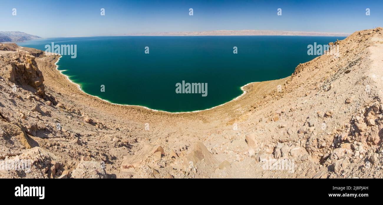 Un panorama del Mar Morto come si vede dall'alto di una rupe sul Giordano lato del mare. Foto Stock
