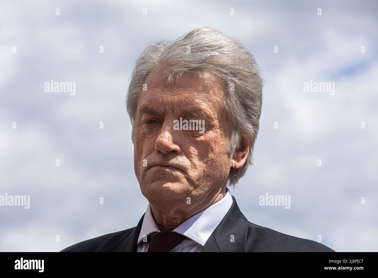 Kiev, Ucraina. 17th maggio 2022. L'ex presidente dell'Ucraina Viktor Yushchenko partecipa alla cerimonia di congedo. Il primo presidente dell'Ucraina indipendente, Leonid Kravchuk ha detto Arrivederci a Kiev. La cerimonia di congedo si è svolta nella "Casa Ucraina", situata sulla piazza europea nel centro della capitale. Credit: SOPA Images Limited/Alamy Live News Foto Stock