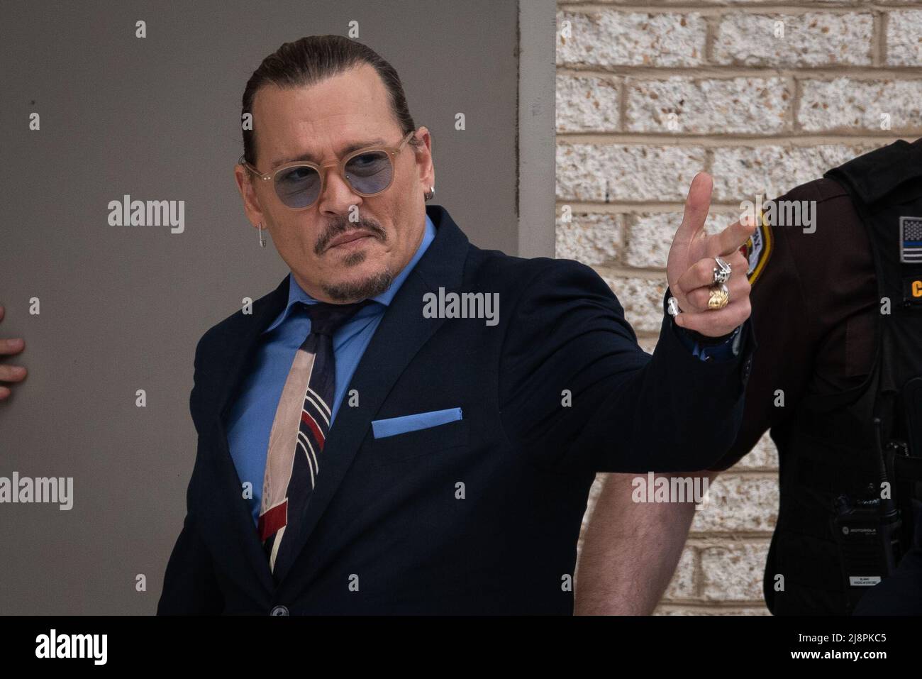 Fairfax, Stati Uniti d'America. 05th maggio 2022. Johnny Depp ondeggia per i fan del tribunale della contea di Fairfax, a Fairfax, durante una pausa nel suo processo civile con Amber Heard, giovedì 5 maggio 2022. Depp portò una causa contro la sua ex moglie, l'attrice Amber sentito, dopo che scrisse un op-ed nel Washington Post nel 2018 che, senza nominare Depp, lo accusò di abuso domestico.Credit: Cliff Owen/CNP/Sipa USA (RESTRIZIONE: NO New York o New Jersey Quotidiani o giornali entro un raggio di 75 miglia da New York) credito: Sipa USA / Alamy Live News Foto Stock