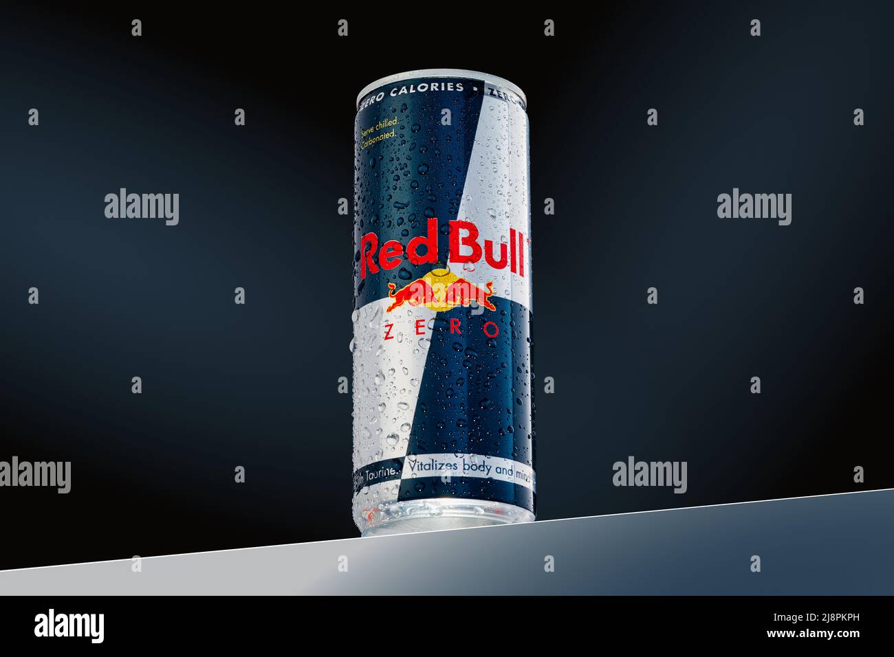 Tallinn, Estonia Maggio, 2022: Lattone di alluminio di Red Bull Energy drink Modern background.Red Bull è la bevanda energetica più popolare Foto Stock