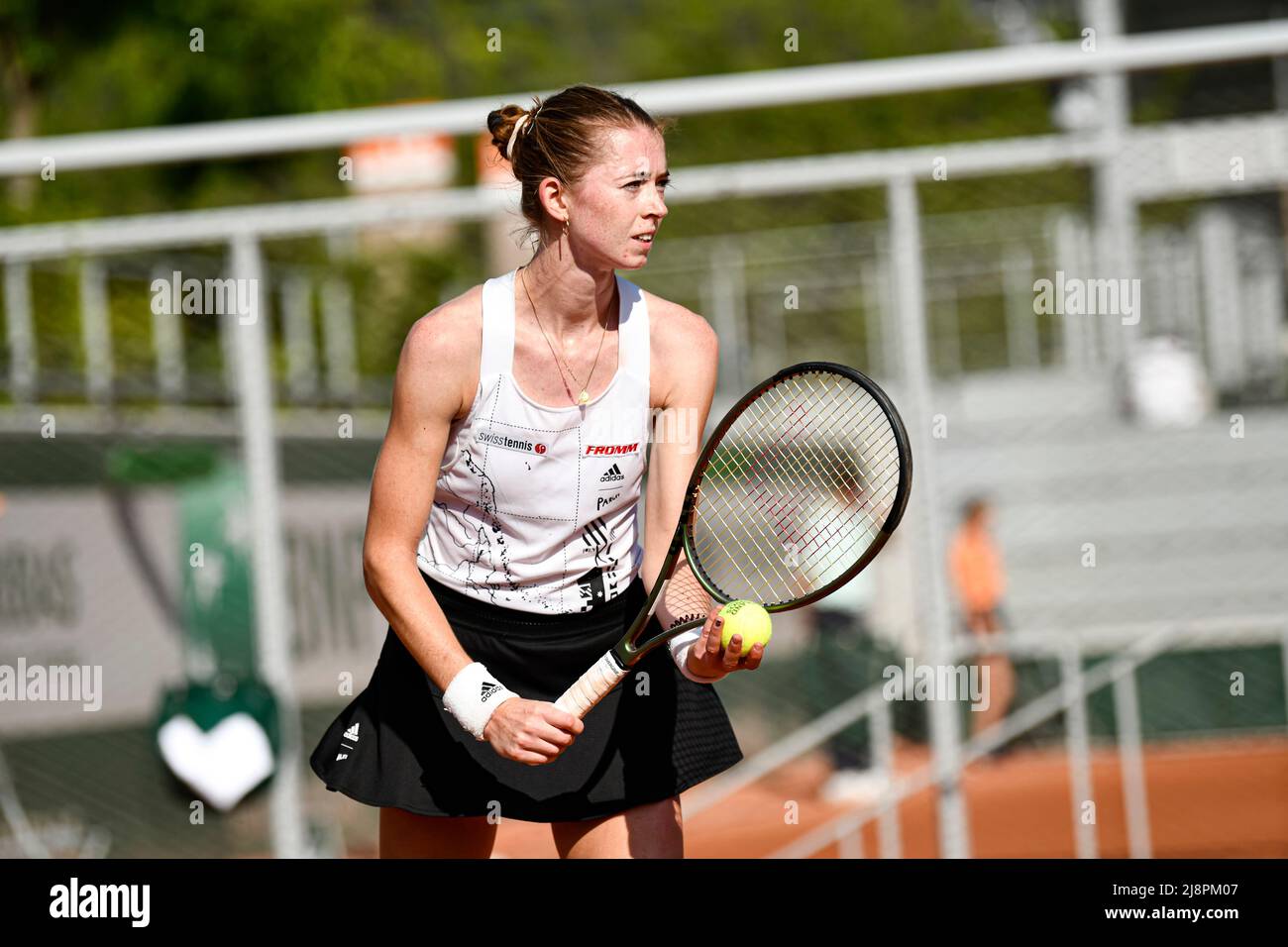 Parigi, Francia. 17th maggio 2022. Simona Waltert della Svizzera durante  l'Open di Francia (Roland-Garros) 2022, torneo di tennis Grand Slam il 17  maggio 2022 allo stadio Roland-Garros di Parigi, Francia. Credit: Victor