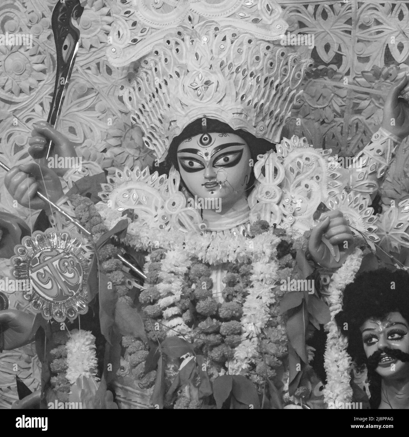 La dea Durga con un aspetto tradizionale in vista ravvicinata a un sud Kolkata Durga Puja, Durga Puja Idol, Un più grande festival indù Navratri in India Foto Stock