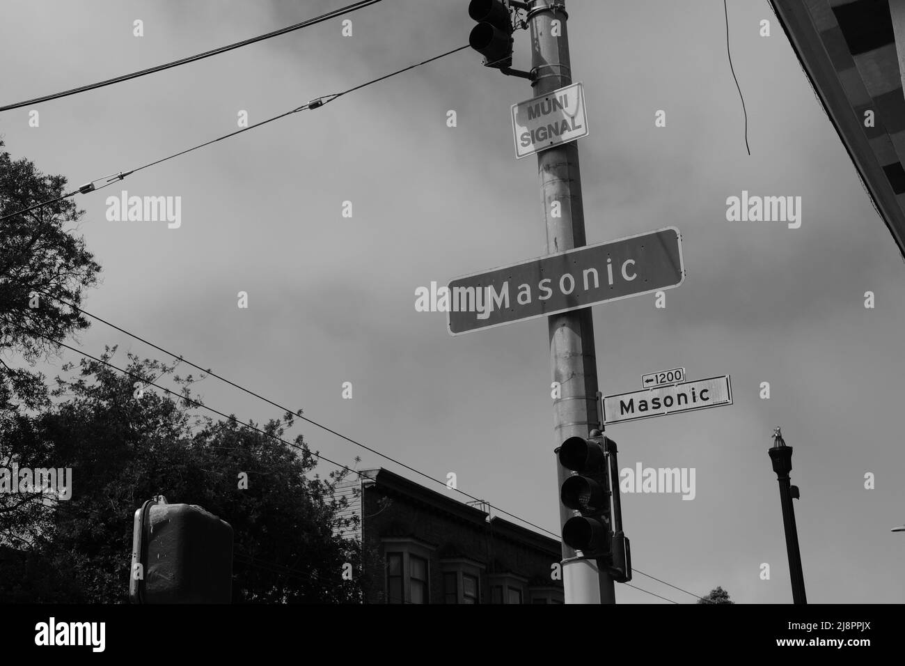 Masonic Avenue segnaletica stradale su un semaforo all'angolo tra Masonic e Haight Street nel distretto di Haight-Ashbury a San Francisco, California. Foto Stock