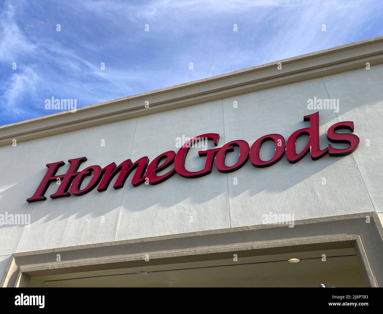 Guardando verso l'alto il logo del grande magazzino HomeGoods. Home Goods è una catena americana di negozi di arredamento casa sconto. - San Jose, California, Stati Uniti d'America - Foto Stock
