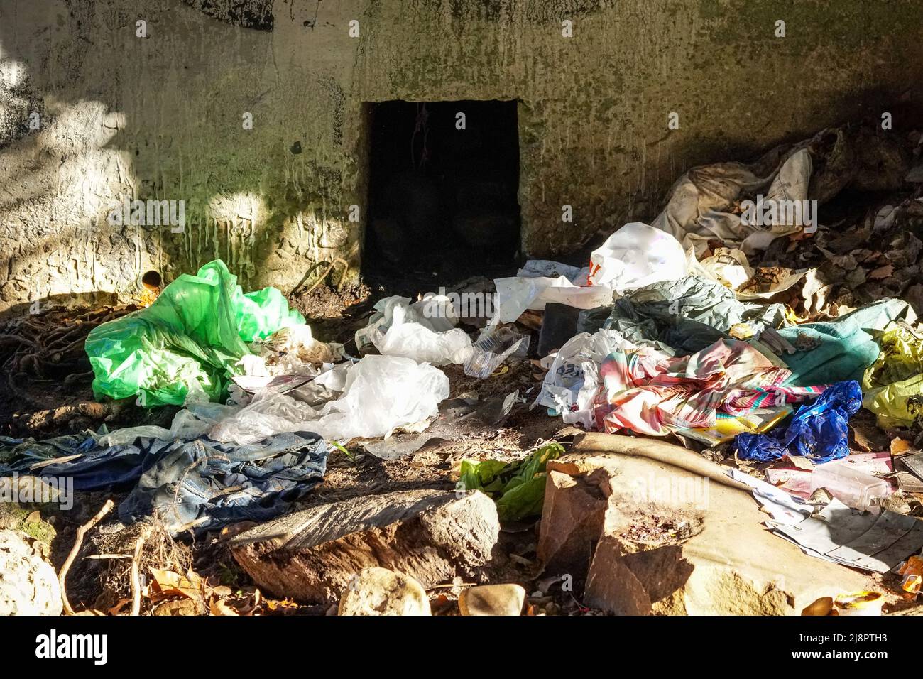Spazzatura, rifiuti, rifiuti sulle rive di un canale fluviale a Città del Capo, Sud Africa concetto di danni ambientali alla natura e l'inquinamento Foto Stock