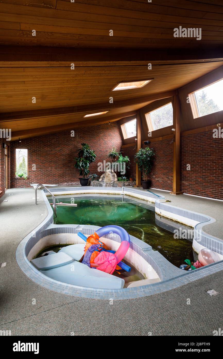 Una piscina interna molto sporca all'interno di una casa abbandonata. Da allora questa casa è stata demolita. Foto Stock