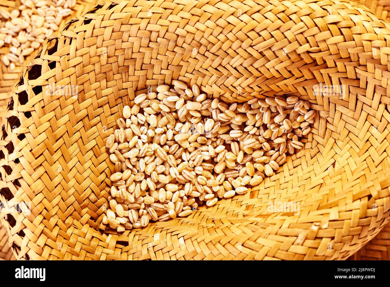 Mucchio di orzo perlato non cotti su cappello, cereali Foto Stock