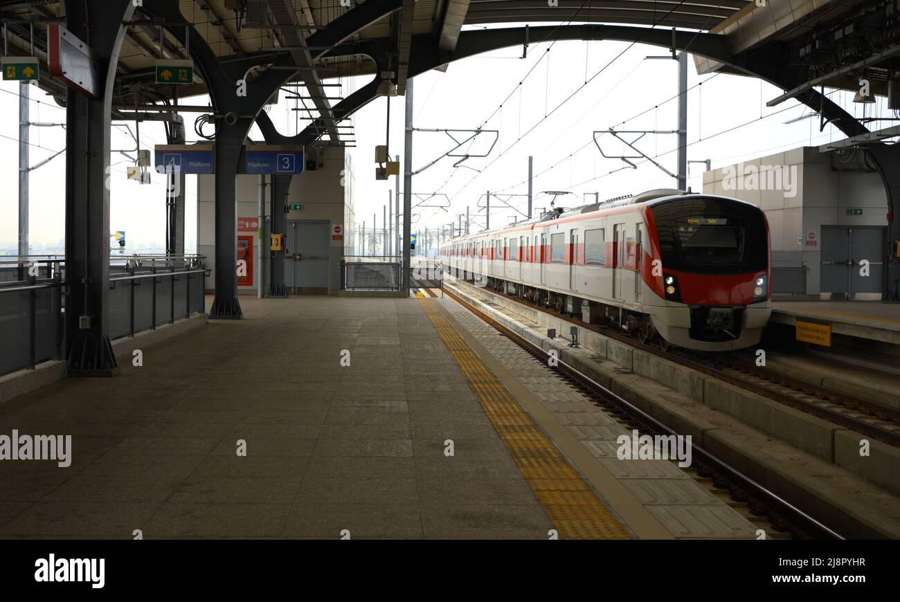 Il treno della linea arancione in Thailandia. Il treno elettrico è un servizio pubblico per tutti i cittadini. Foto Stock