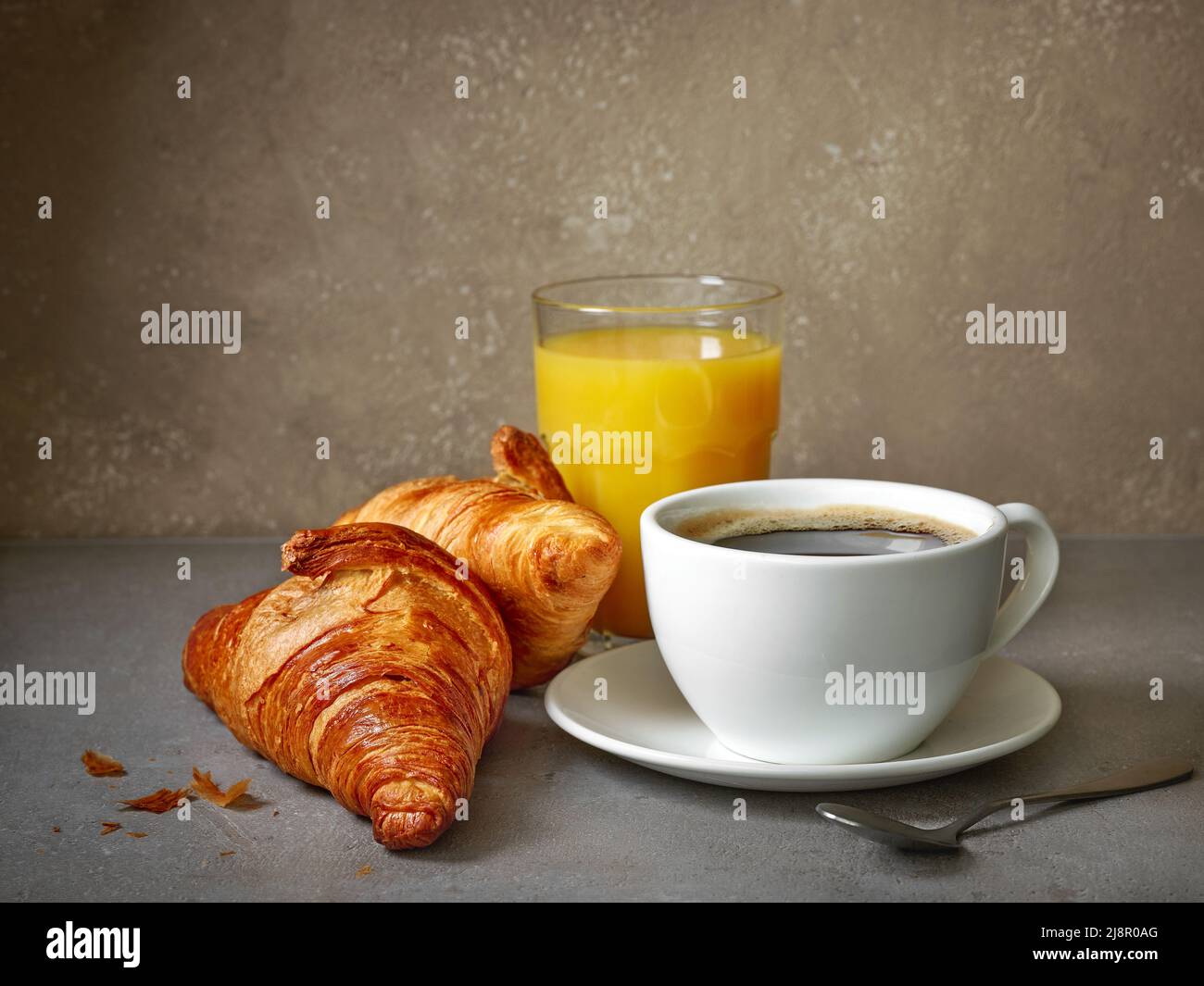 tazza di caffè e croissant su un tavolo Foto Stock