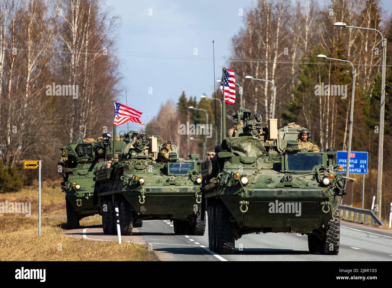 8 maggio 2022 - Finlandia - U.S. Army Capt. Denis Majewski, comandante della truppa di Outlaw assegnato a 4th Squadron, 2D Cavalry Regiment, guida il suo convoglio in una marcia tattica strada da Niinisalo Training Area, Finlandia, 8 maggio 2022. Exercise Arrow è un esercizio multinazionale annuale, pre-pianificato, che si svolge in Finlandia, dove le forze di visita per includere gli Stati Uniti, Regno Unito, Lettonia, E l'Estonia, insieme alle forze di difesa finlandesi, si allenano in impegni di forza-forza ad alta intensità e in un esercizio di fuoco vivo allo scopo di aumentare la disponibilità militare e sviluppare l'interoperabilità tra i P partecipanti Foto Stock