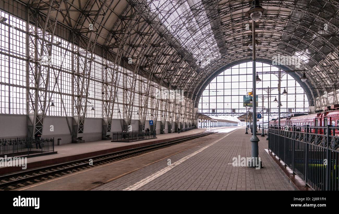 Mosca, Russia - 23 marzo 2013: Piattaforma coperta della stazione ferroviaria di Kievsky. Treno rosso aeroexpress per l'aeroporto. Persone sulla piattaforma accanto all'Aero Foto Stock