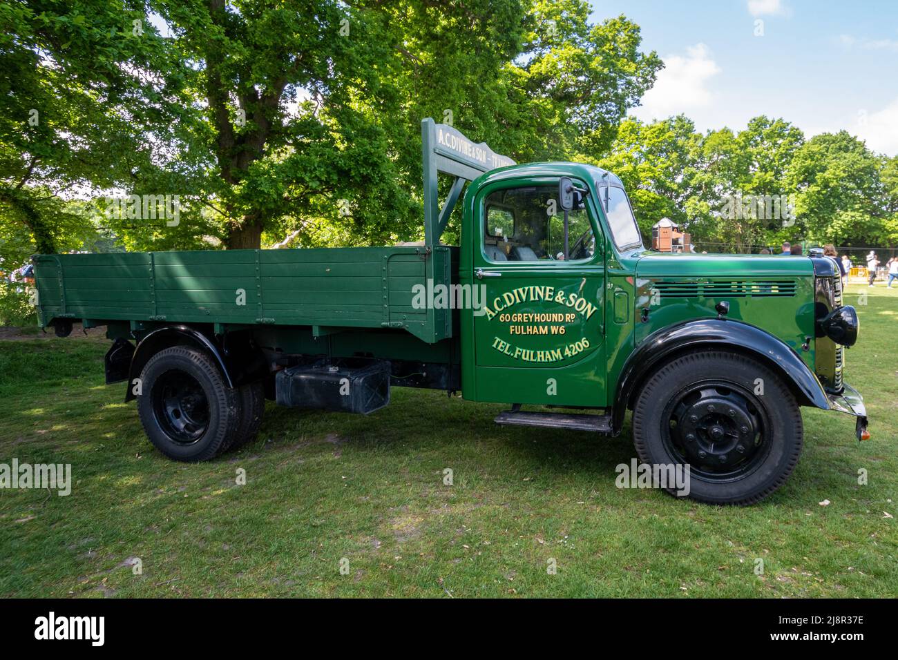 Un trasporto C Divine & Son, un camion a pianale Bedford M Type 1950 al Surrey Heath Show, Inghilterra, Regno Unito Foto Stock