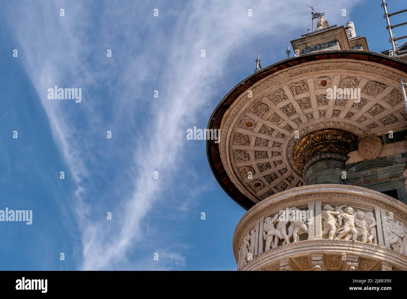L'antico pulpito esterno del Duomo di Santo Stefano a Prato, in Italia, contro un bel cielo Foto Stock