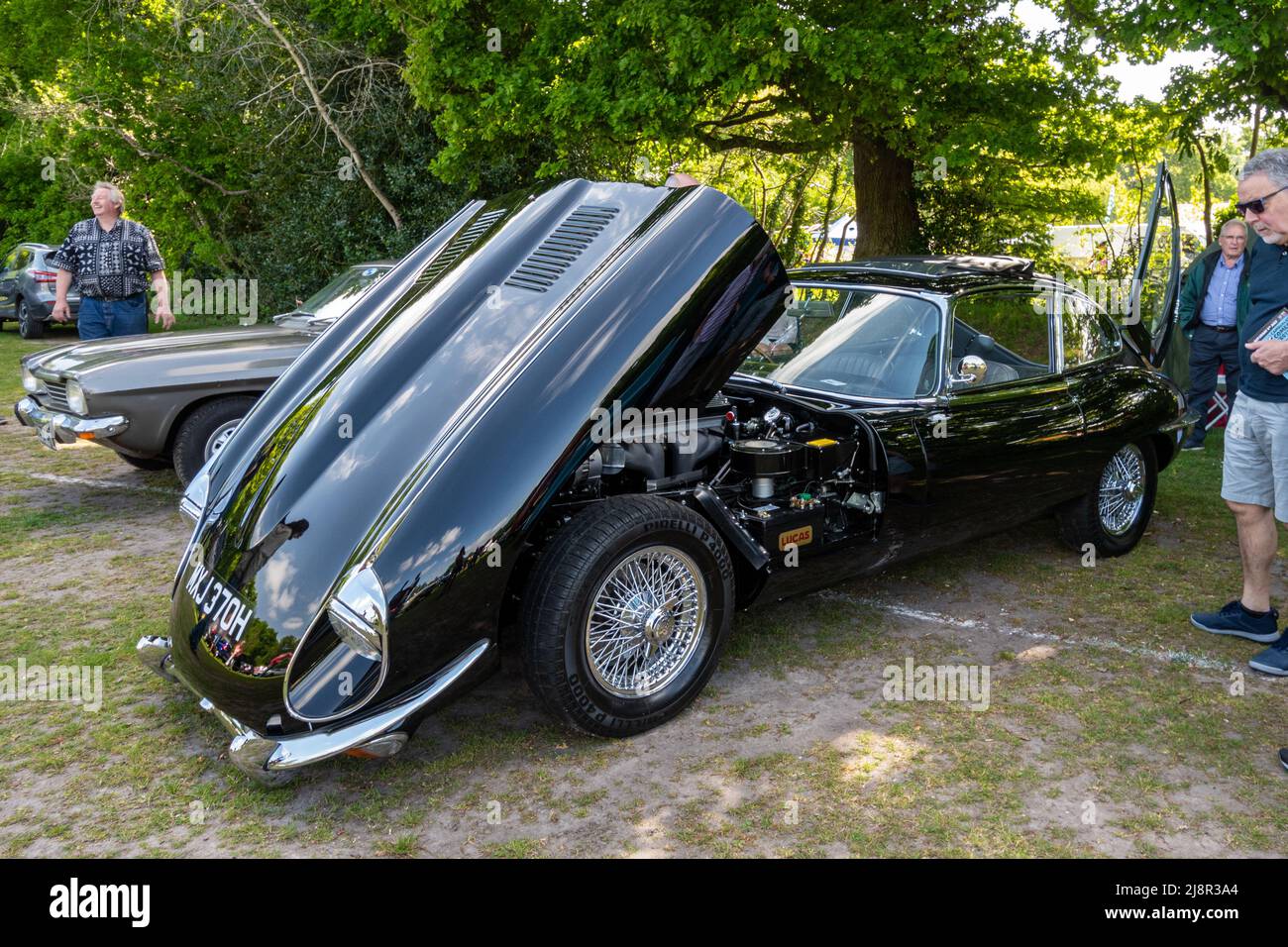 Auto nera Jaguar e-TYPE 1969 in occasione di una mostra di auto classiche, Regno Unito Foto Stock