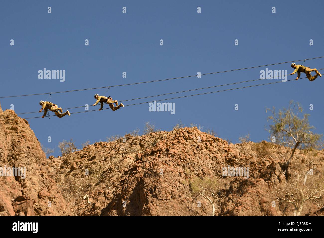 Gamma ARTA, Gibuti. 27th Apr 2022. I membri del servizio degli Stati Uniti con la Joint Task Force ''“ Corno d'Africa (CJTF-HOA) partecipano al corso di Comando del deserto Francese (FDCC) ad Arta Range, Gibuti, 27 aprile 2022. Dal 2015, le forze francesi di stanza a Gibuti (FFDJ) hanno invitato i membri del servizio degli Stati Uniti con CJTF-HOA o schierati a Camp Lemonnier per partecipare al corso. I membri del CJTF HOA si allenano regolarmente e lavorano insieme ad alleati, partner e organizzazioni governative per raggiungere uno sforzo unificato per migliorare la sicurezza, la sicurezza e la prosperità nell’Africa orientale. (Credit Image: © Foto Stock