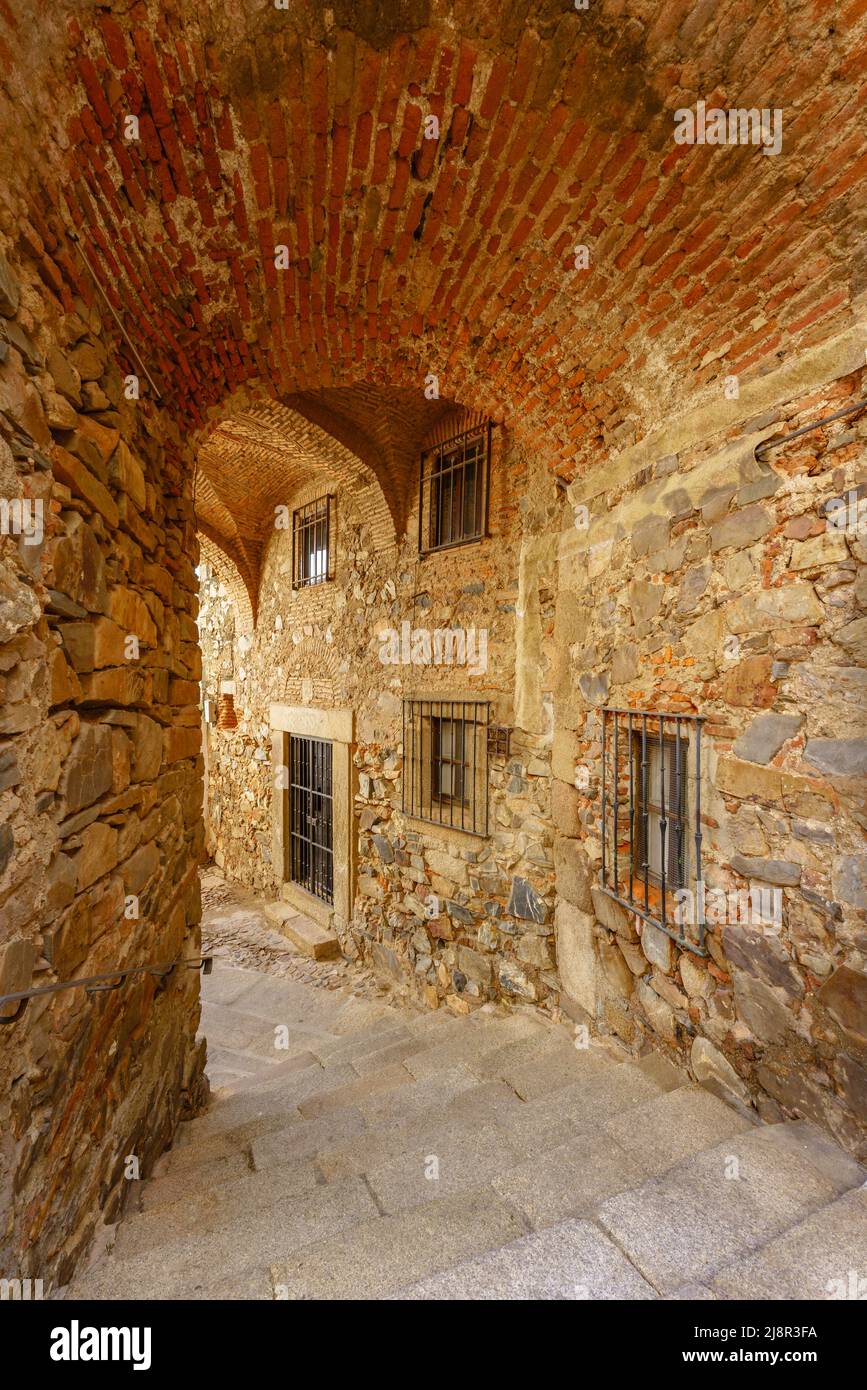 Piccolo vicolo coperto con scale nella città vecchia di Caceres, un sito patrimonio dell'umanità Foto Stock