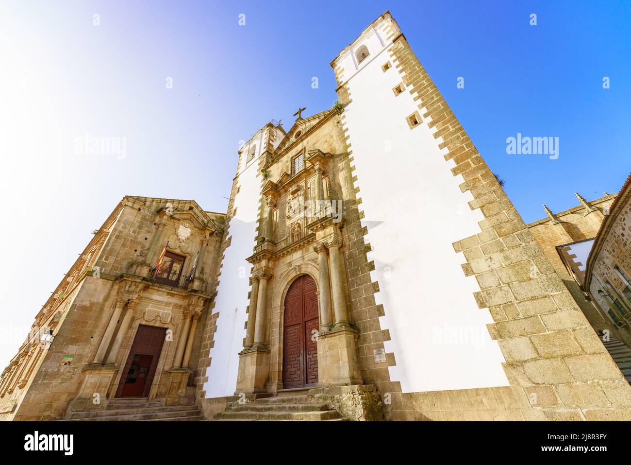 Vista ad angolo basso di una chiesa contro il cielo blu. Chiesa di San Francisco Javier o Chiesa del Preziosissimo sangue a Caceres, Spagna Foto Stock